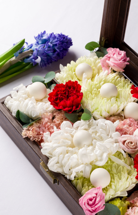 Едим не&nbsp;дома 8&nbsp;Марта: сюрпризы в&nbsp;кубике льда в&nbsp;Avero Mio, чемоданчик с&nbsp;конфетами в&nbsp;&laquo;Dr. Живаго&raquo; и&nbsp;девичник по-итальянски в&nbsp;Essenza by&nbsp;Mauro Panebianco