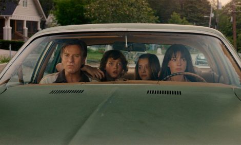 Энн Хэтэуэй и&nbsp;Юэн МакГрегор&nbsp;&mdash; в&nbsp;трейлере мистической драмы &laquo;Конец Дубовой улицы&raquo;