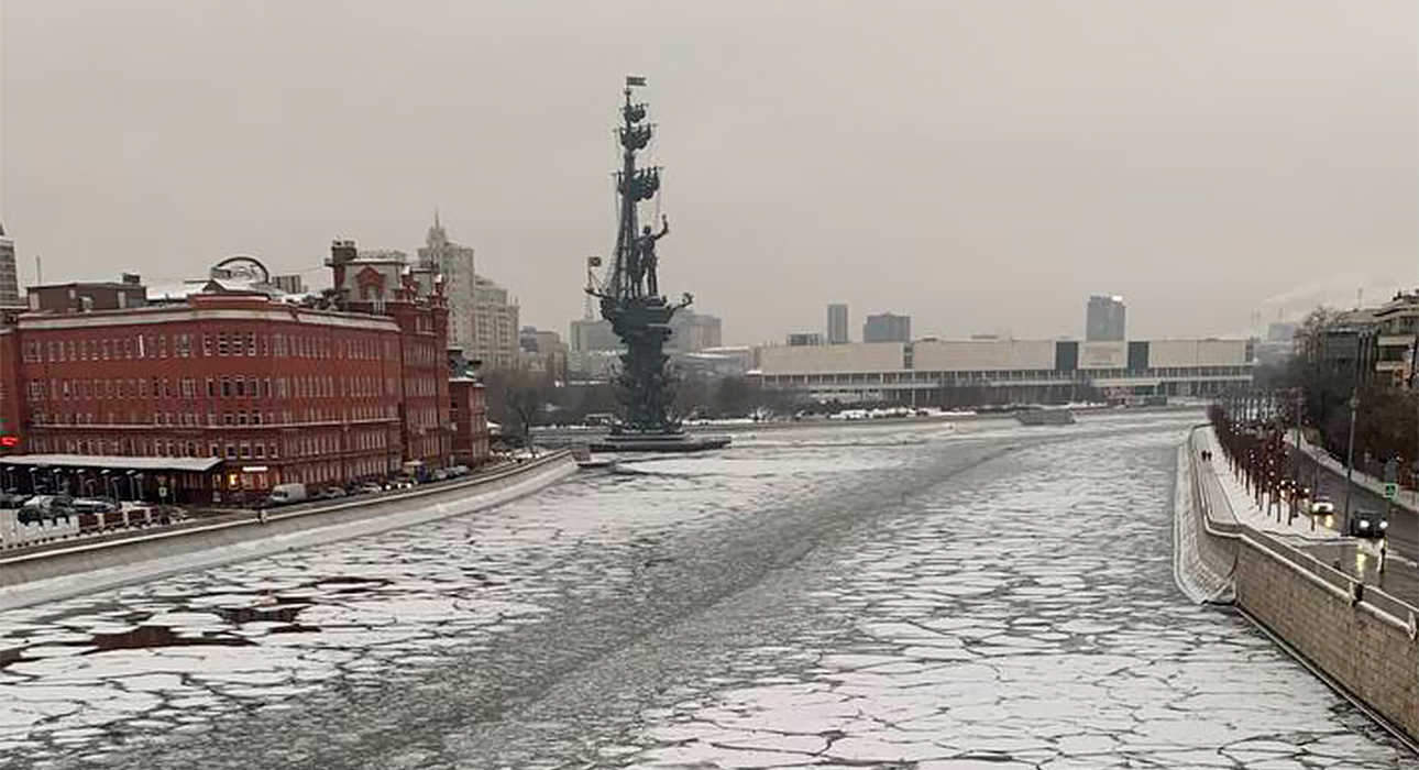 Москва Weekly: выставка «Под маской» в Музее русского импрессионизма, праздник тюльпанов в Аптекарском огороде и новый спектакль от Todes