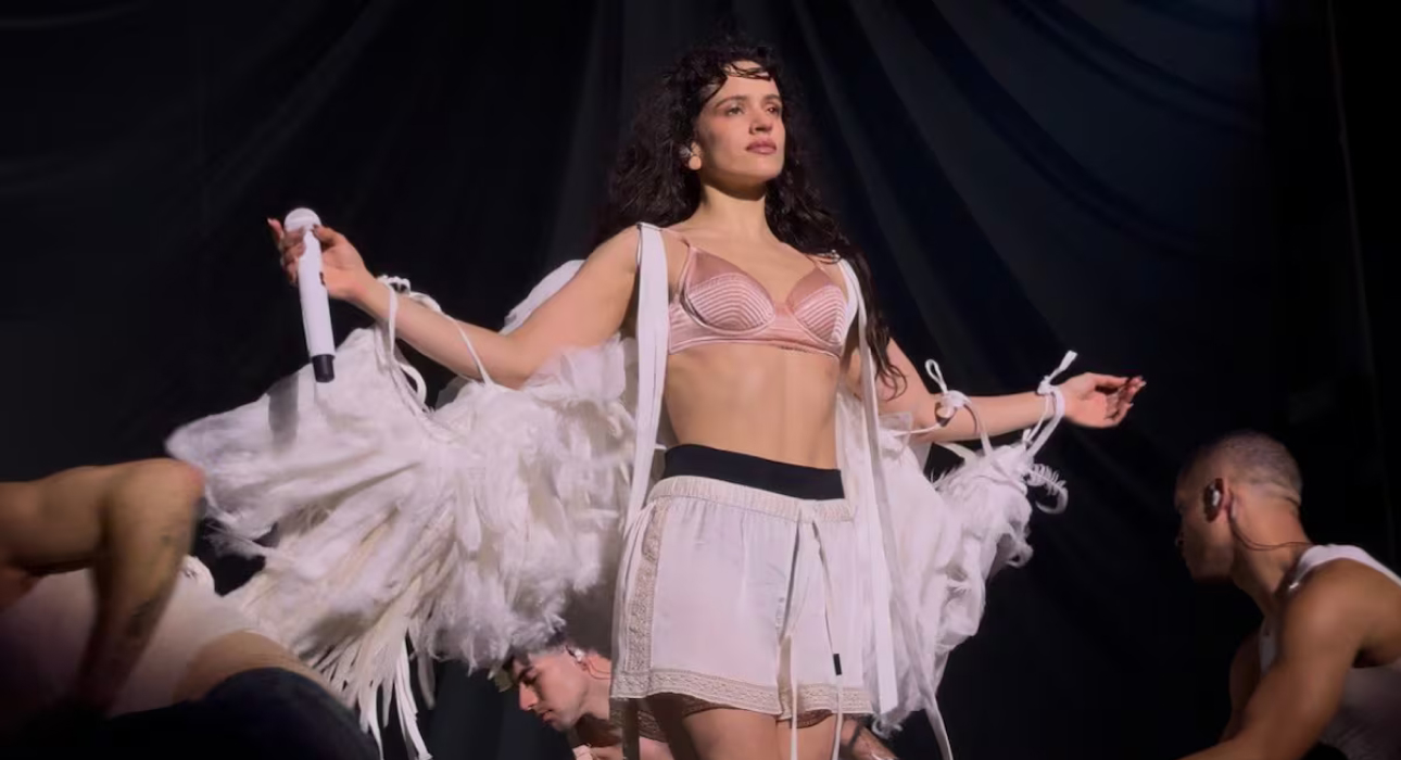 Сделано в России: концертные костюмы певицы Розалии от Daniil Antsiferov, обложка T Magazine с платьем YANINA Couture и Илья Мигмун, одевший Cardi B