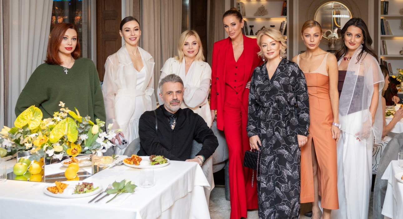 Елизавета Шарикова, Кристина Кретова, Александр Сирадекиан, Юлия Карасева, Ольга Мягких, Татьяна Сабуренкова, Лина Дембикова и Евгения Чугунова