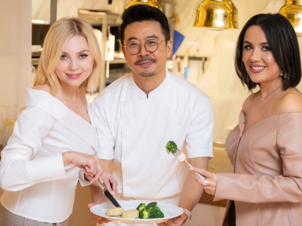 Главные по&nbsp;красоте: владелица &laquo;Сенсави&raquo; Юлия Карасева и&nbsp;дизайнер Адель Бикулова разбирают лайфхаки стройности&nbsp;&mdash; от&nbsp;ужина в&nbsp;ресторане до&nbsp;порции размером с&nbsp;ладонь