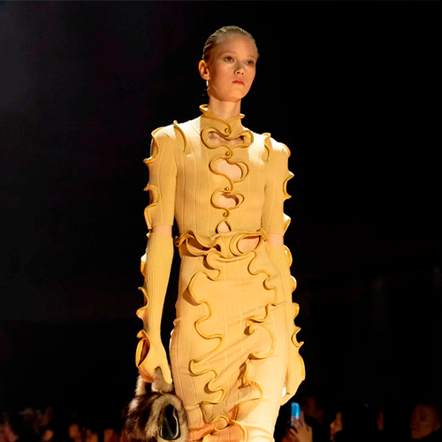 Мода. Дайджест недели: показ Schiaparelli в&nbsp;Париже, украшения с&nbsp;Байкала и&nbsp;коллаб бренда TELO с&nbsp;художницей Машей Янковской