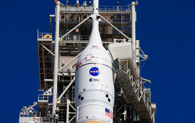 Крупный план космического корабля «Орион» на стартовом комплексе Космического центра Кеннеди во Флориде (фото: NASA/Ben Smegelsky)