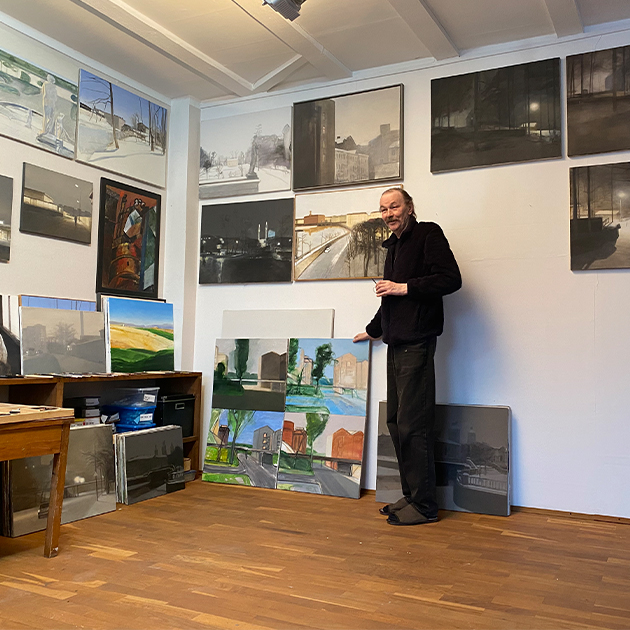 Владимир Шинкарев в своей мастерской