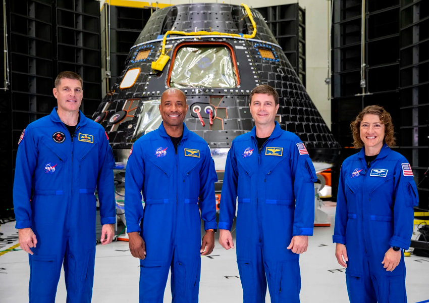 Джереми Хансен, Виктор Гловер, Рид Уайзман и Кристина Кох на фоне командного модуля «Орион» (фото: NASA/Kim Shiflett)