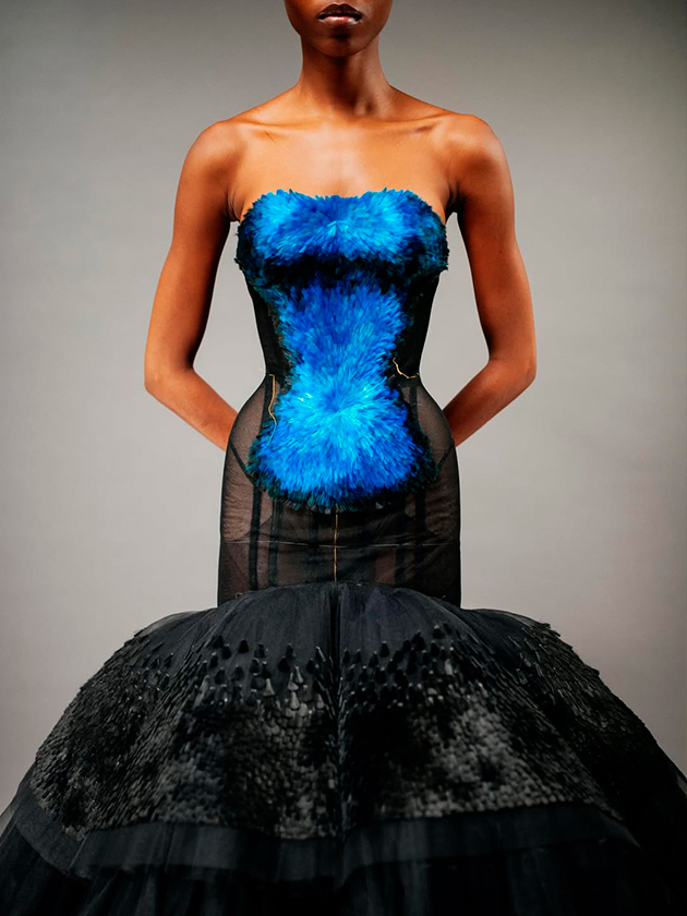 27 оттенков синего: как создавалось платье Зендеи от Schiaparelli к премьере фильма «Вот это драма!»