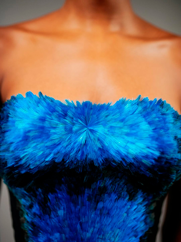 27 оттенков синего: как создавалось платье Зендеи от Schiaparelli к премьере фильма «Вот это драма!»