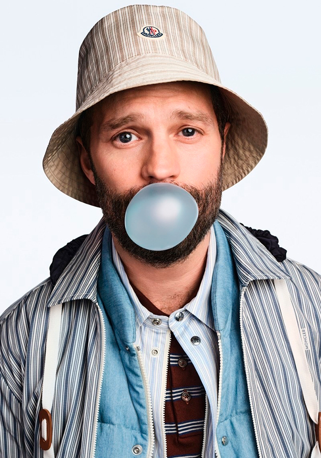 Розовый фламинго, мороженое и Джейми Дорнан: Moncler представил летнюю коллекцию