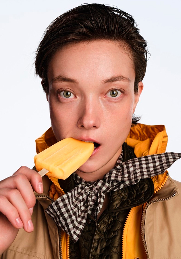 Розовый фламинго, мороженое и Джейми Дорнан: Moncler представил летнюю коллекцию