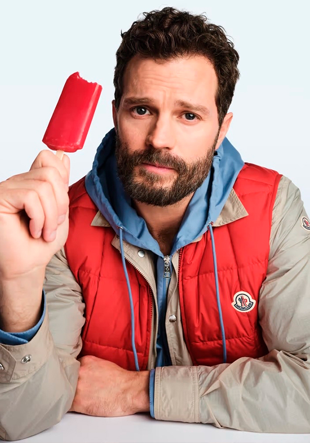 Розовый фламинго, мороженое и Джейми Дорнан: Moncler представил летнюю коллекцию