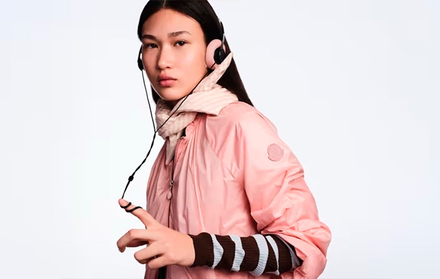 Розовый фламинго, мороженое и Джейми Дорнан: Moncler представил летнюю коллекцию