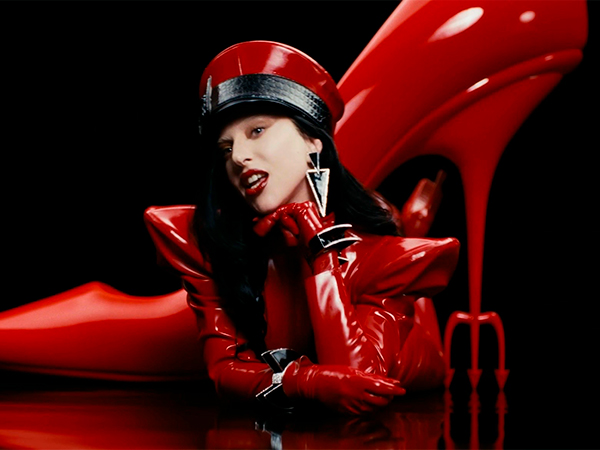 Леди Гага и&nbsp;Doechii выпустили клип Runway к&nbsp;премьере фильма &laquo;Дьявол носит Prada-2&raquo;