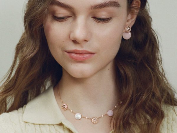 Часы &amp;&nbsp;Караты: Виктуар де&nbsp;Кастеллан представила новую ювелирную коллекцию Dior с&nbsp;мотивом Rose de&nbsp;Vents