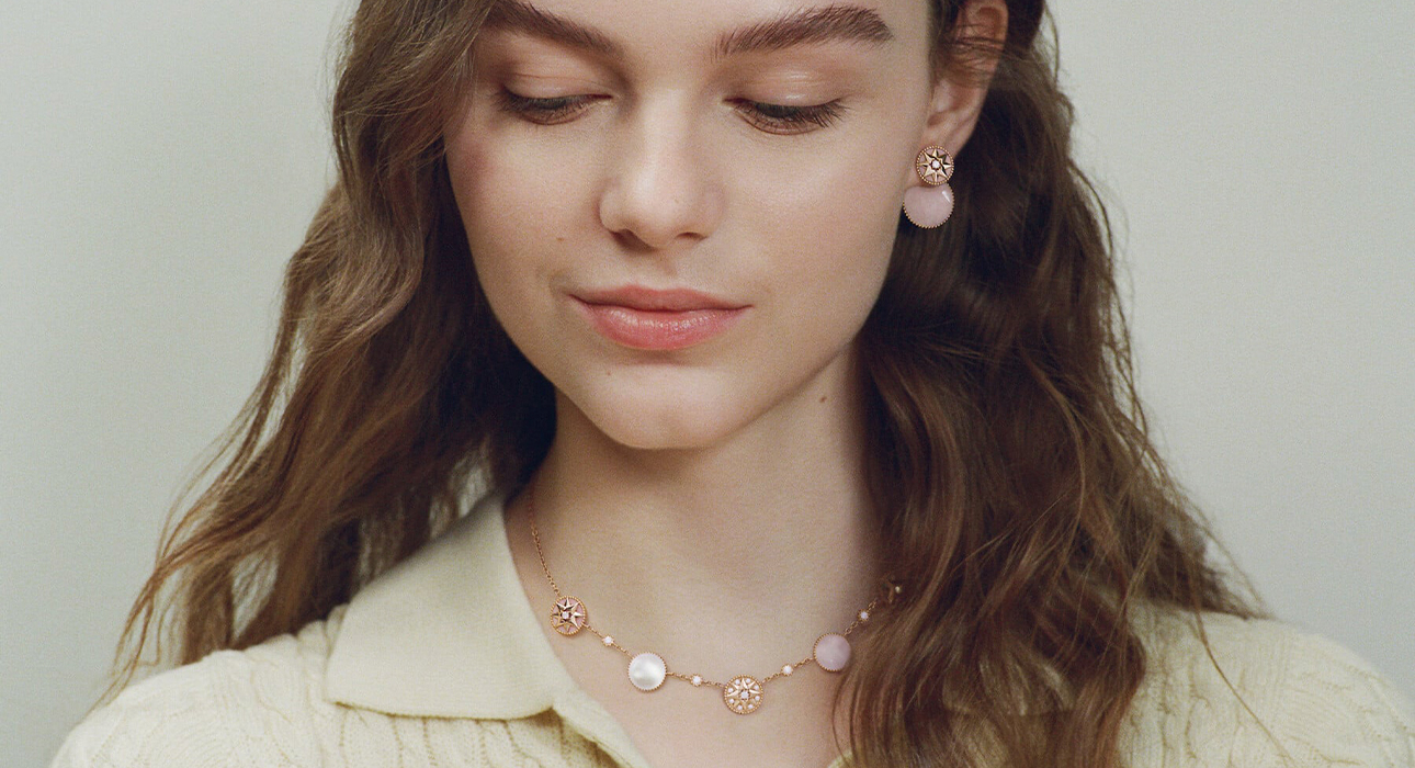 Виктуар де Кастеллан представила новую ювелирную коллекцию Dior с мотивом Rose de Vents