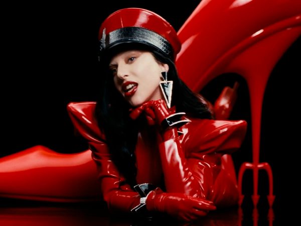 Леди Гага и&nbsp;Doechii выпустили клип Runway к&nbsp;премьере фильма &laquo;Дьявол носит Prada-2&raquo;