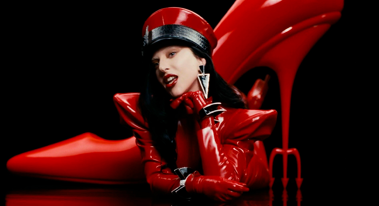 Леди Гага и Doechii выпустили клип Runway к премьере фильма «Дьявол носит Prada-2»