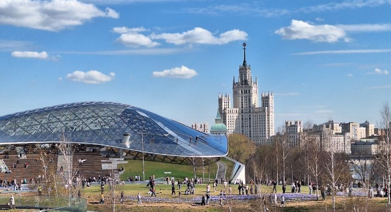 Москва Weekly: ярмарка интеллектуальной литературы non/fictioN весна, 13-й Благотворительный аукцион Фонда поддержки современного искусства Cosmoscow и выставка «1990-е. Не вскрывать»