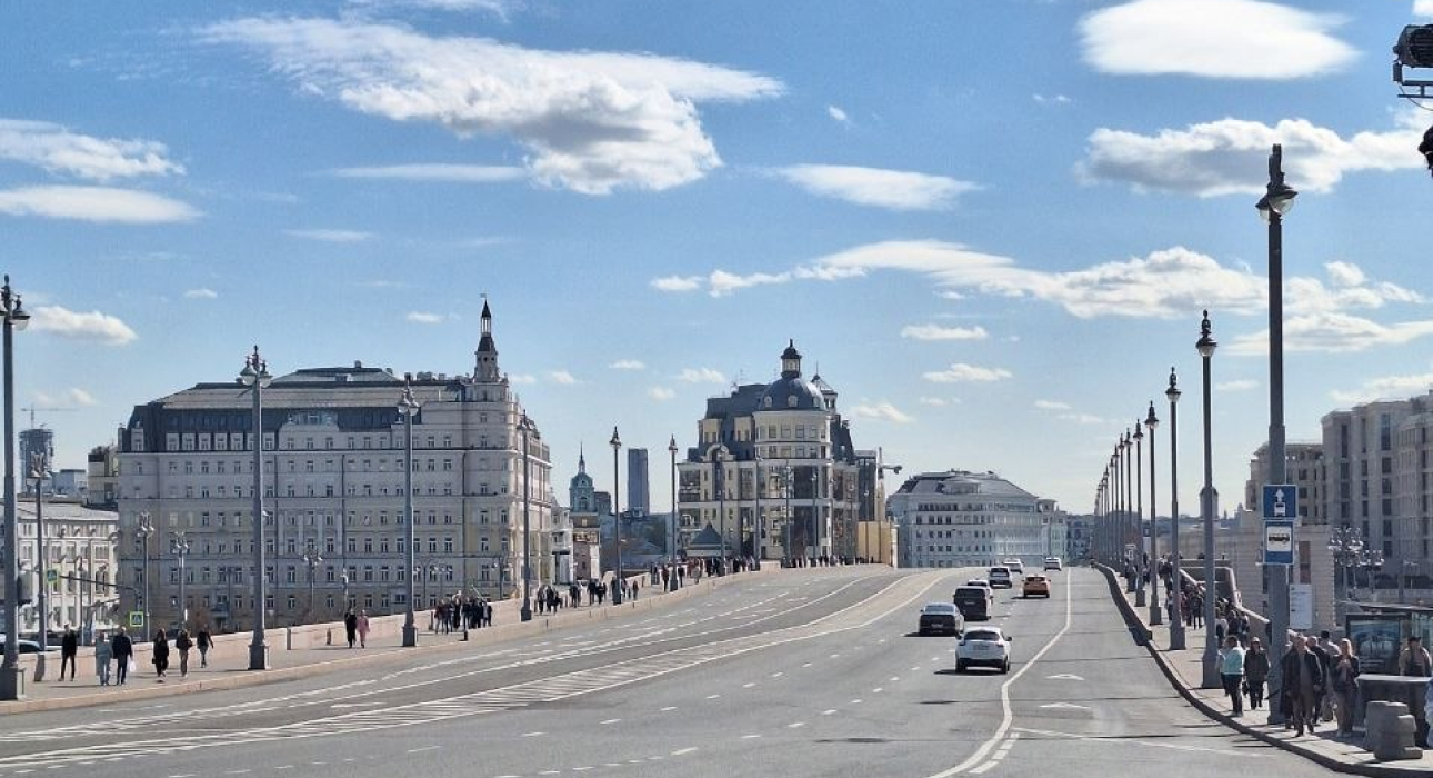 Москва Weekly: книжный фестиваль «Какая связь?», выставка «Ларионов / Гончарова. Начало» в ГМИИ имени Пушкина и «Вальпургиева ночь» в кабаре-баре Petite Décadence