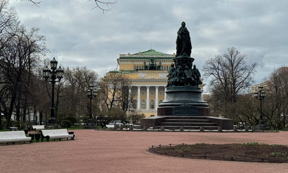 Питер Weekly: китайская акробатическая драма &laquo;Лебедь&raquo;, выставка &laquo;Вселенная в&nbsp;миниатюре&raquo; в&nbsp;Эрмитаже и&nbsp;новый ресторан Persimmon