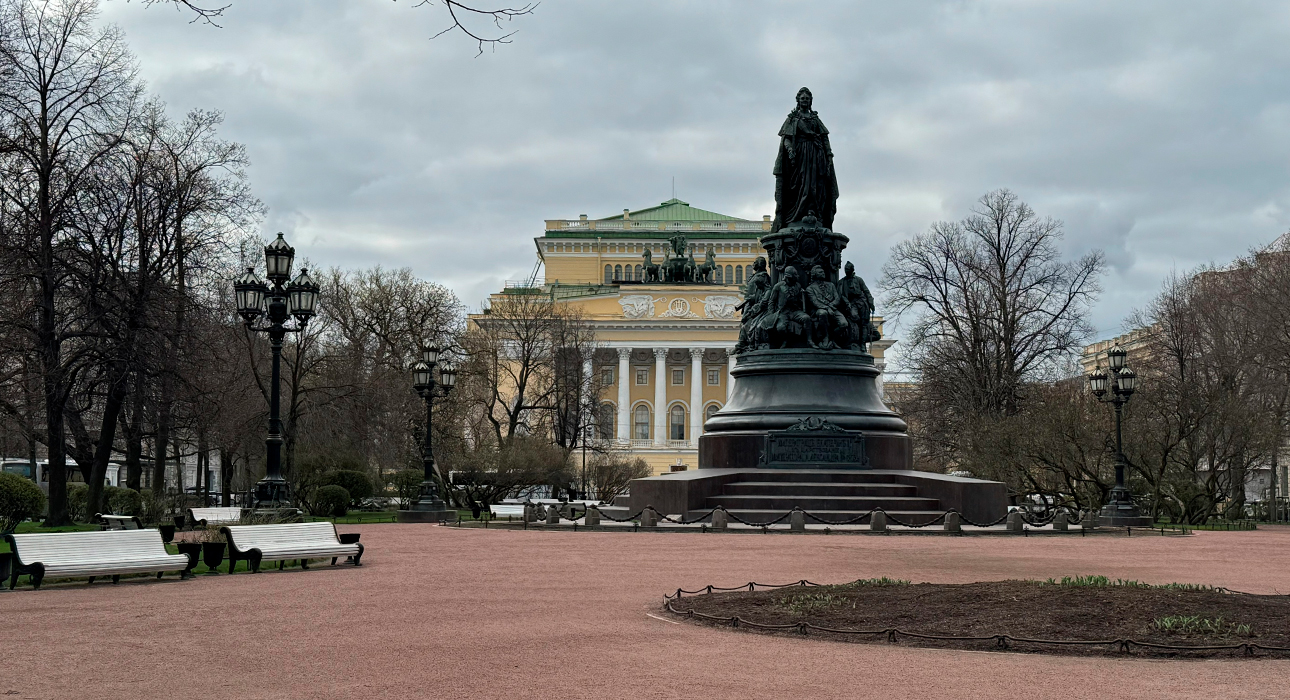 Питер Weekly: китайская акробатическая драма «Лебедь», выставка «Вселенная в миниатюре» в Эрмитаже и новый ресторан Persimmon