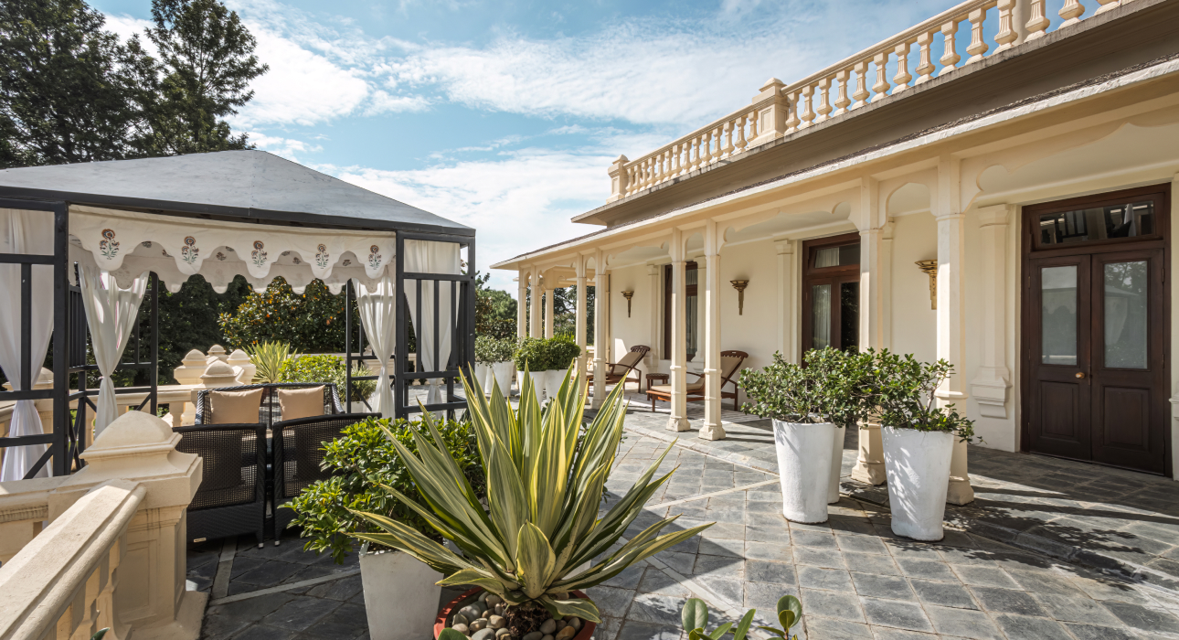 Дайджест путешественника: безвиз с Саудовской Аравией, велогонка на Байкале и Роберт Плант — на открытии Sani Festival 2026