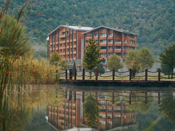 Дайджест путешественника: филиал парижского Центра Помпиду в&nbsp;Сеуле, шоколадный парк в&nbsp;Швейцарии и&nbsp;гигантский кот в&nbsp;аэропорту Гонконга