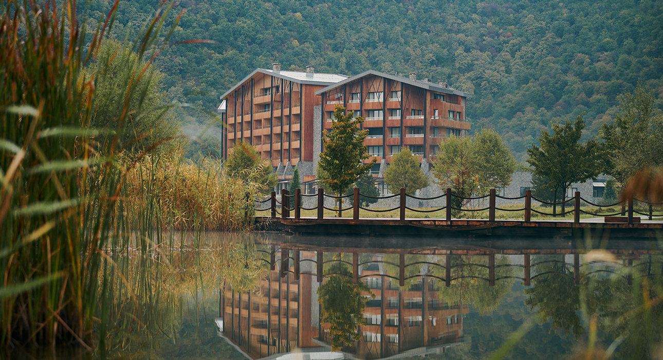 Дайджест путешественника: филиал парижского Центра Помпиду в Сеуле, шоколадный парк в Швейцарии и гигантский кот в аэропорту Гонконга