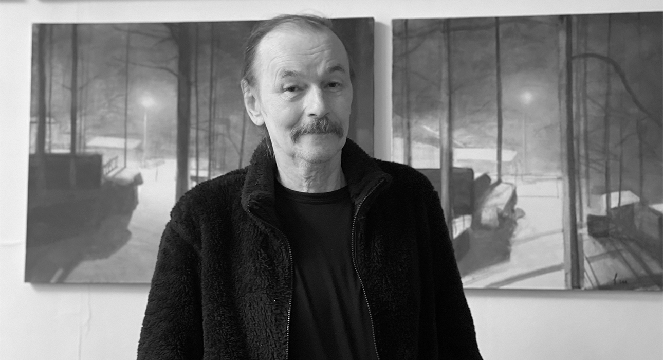 Владимир Шинкарев на своей выставке One more time (Галерея pop/off/art. 2021 г.)