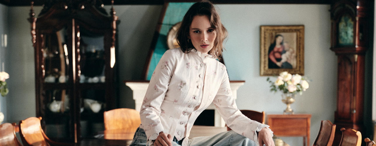 Мода. Хроники недели: смена руководства Dolce &amp;&nbsp;Gabbana, линия денима Ala&iuml;a, новый трек Леди Гаги Runway и&nbsp;свежая съемка Паулины Андреевой