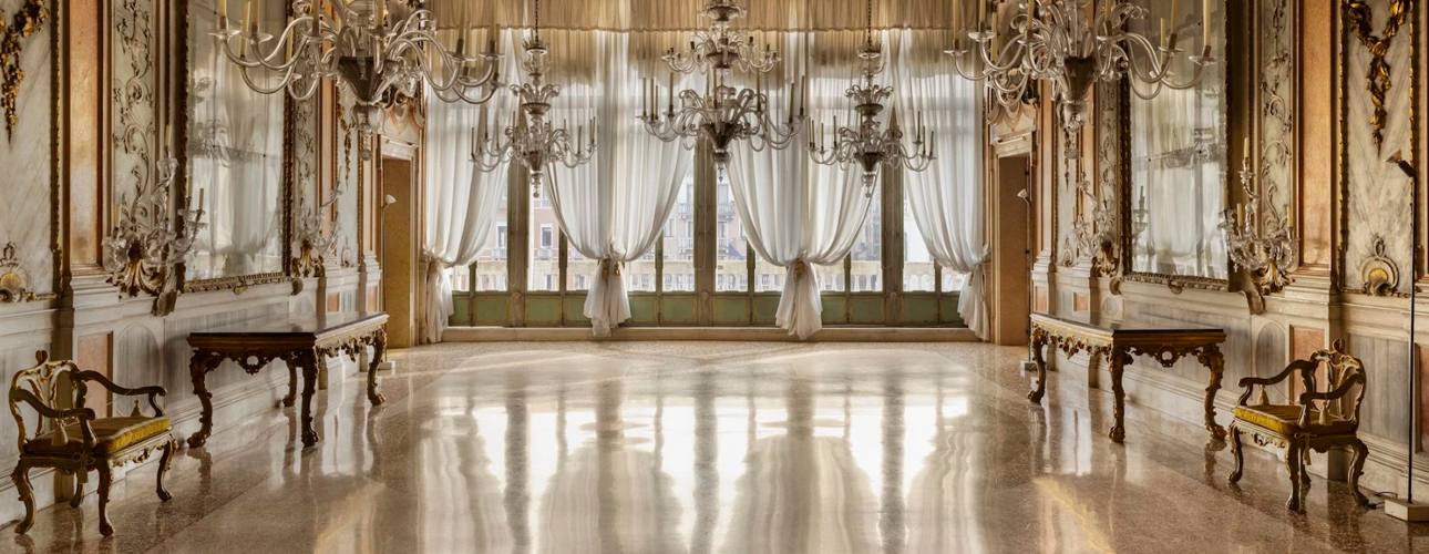 Art &amp;&nbsp;Travel: в&nbsp;венецианском Палаццо дизайнера Дриса Ван Нотена открылась выставка &laquo;Единственный настоящий протест&nbsp;&mdash; это красота&raquo;