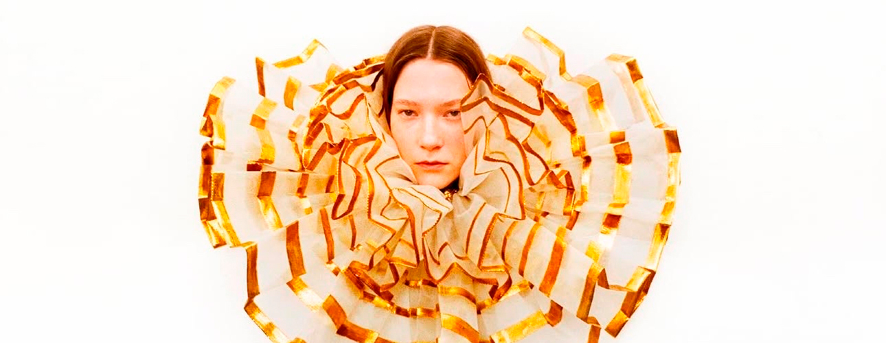 Valentino выпускает книгу Specula Mundi: взгляд на&nbsp;моду через призму кинематографа