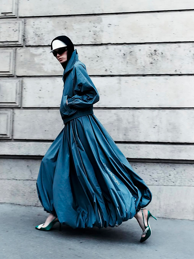 Manolo Blahnik и Balenciaga выпустили линейку атласных лодочек с кристаллами