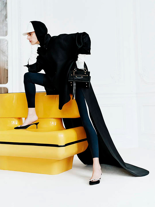 Manolo Blahnik и Balenciaga выпустили линейку атласных лодочек с кристаллами