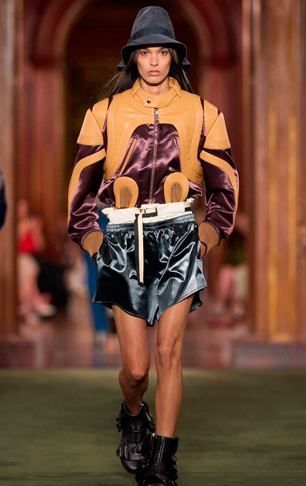 Диалог историзма и уличного искусства на круизном показе Louis Vuitton