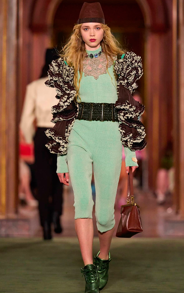 Диалог историзма и уличного искусства на круизном показе Louis Vuitton