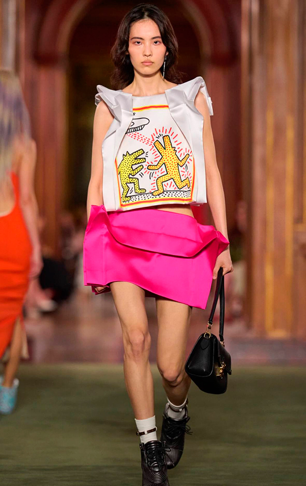Диалог историзма и уличного искусства на круизном показе Louis Vuitton