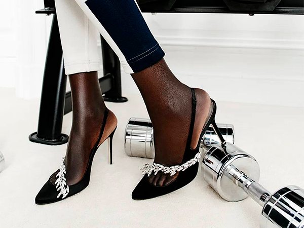Лучшие коллабы-2026: Manolo Blahnik и&nbsp;Balenciaga выпустили линейку атласных лодочек с&nbsp;кристаллами
