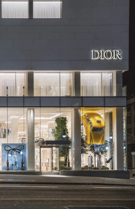 Мода. Хроники недели: сюрреалистические витрины Dior, финальный сезон &laquo;Эмили в&nbsp;Париже&raquo;, перезапуск косметики Marc Jacobs&nbsp;и... новый летний трек