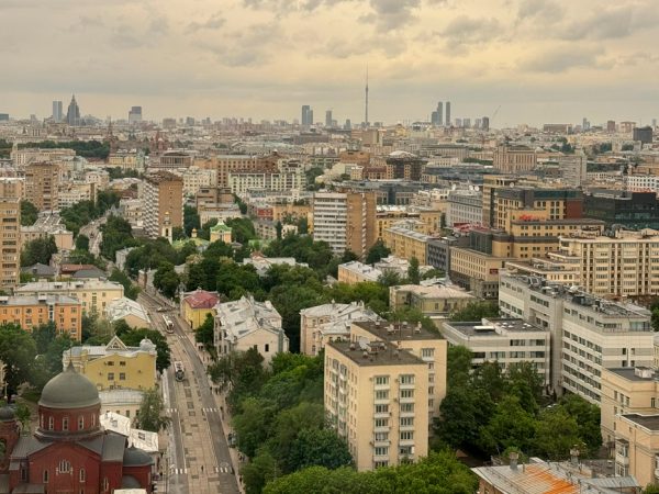 Москва Weekly: весенний кубок Росконгресса по&nbsp;конному поло, международная выставка Арх Москва, открытие летнего кинотеатра и&nbsp;фестиваль настольного тенниса