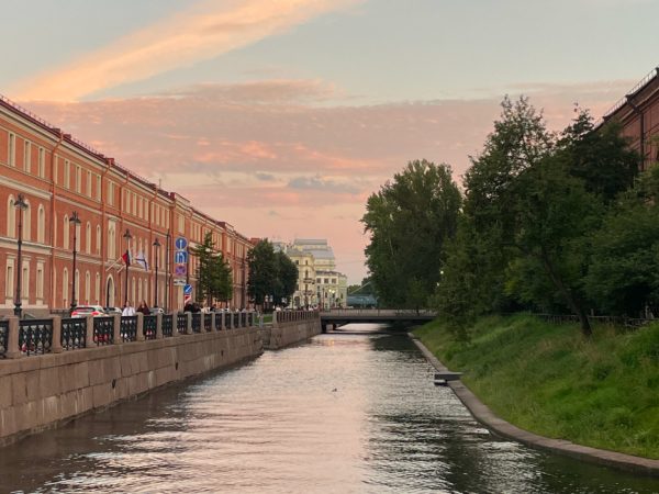 Питер Weekly: концерт «Шанель Гангстерз» в Белом Баре Ленинград Центра, вечер одноактных балетов в Александринском театре, выставка «Екатерина I» и новый шампань-бар POOOL