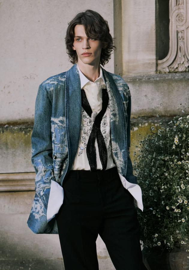 Скучающие аристократы, рейв и немного истории: как прошел летний показ Dior Homme в Париже