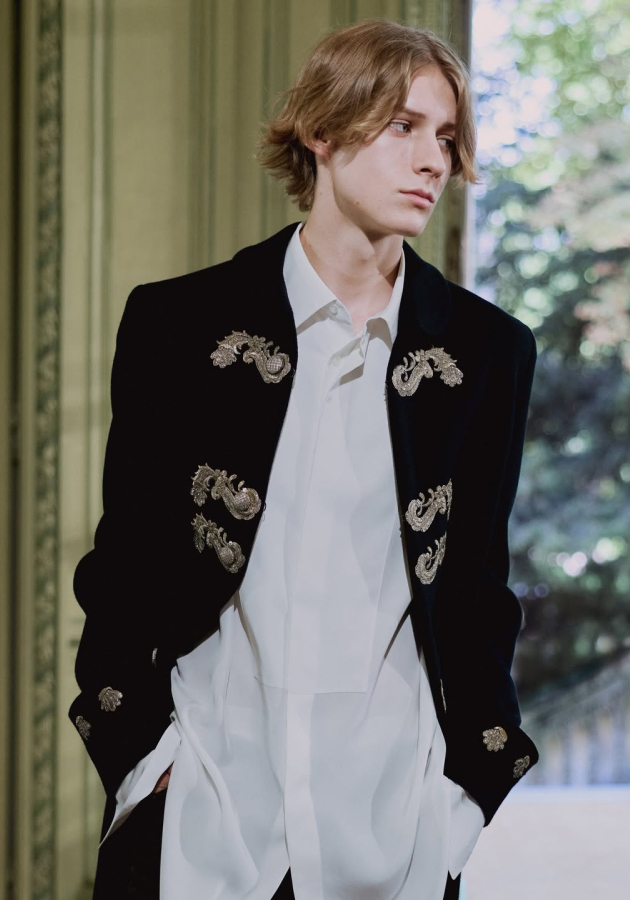 Скучающие аристократы, рейв и немного истории: как прошел летний показ Dior Homme в Париже