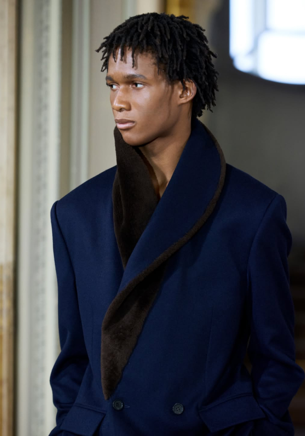 Скучающие аристократы, рейв и немного истории: как прошел летний показ Dior Homme в Париже