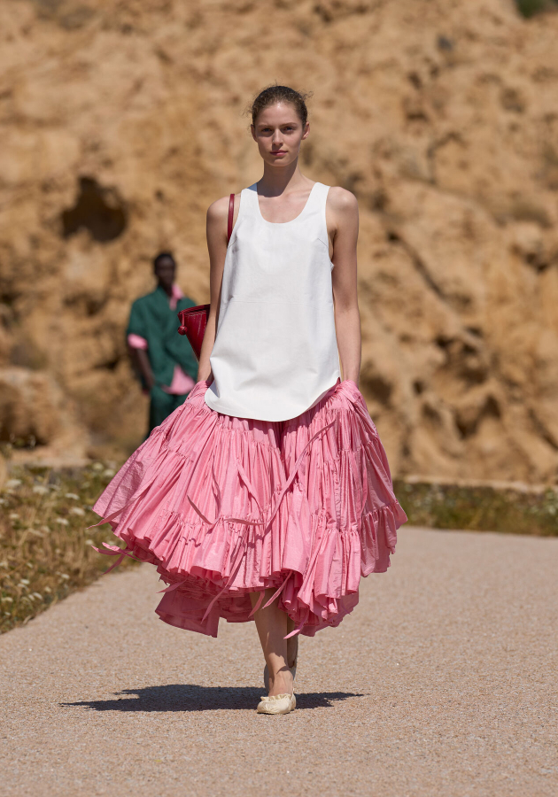 Style Notes: «Счастье» по-французски — как прошел показ Jacquemus на Корсике