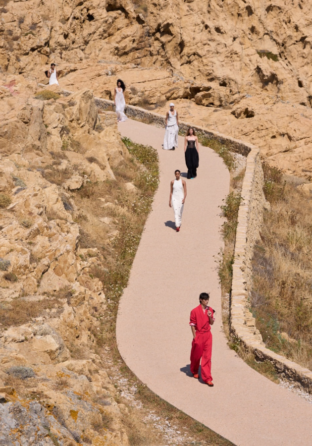 Style Notes: «Счастье» по-французски — как прошел показ Jacquemus на Корсике