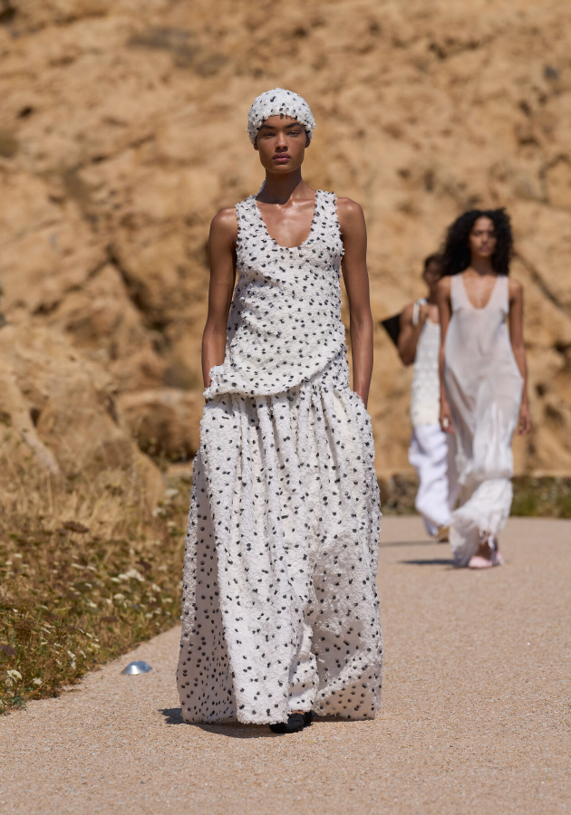 Style Notes: «Счастье» по-французски — как прошел показ Jacquemus на Корсике