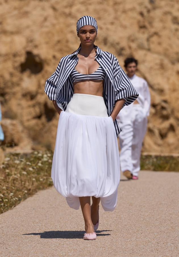 Style Notes: «Счастье» по-французски — как прошел показ Jacquemus на Корсике