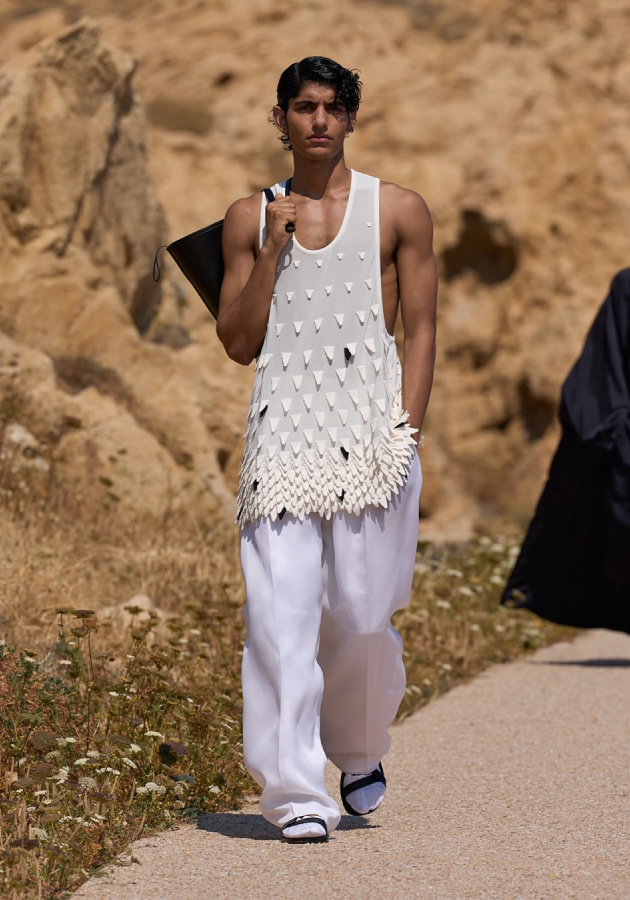 Style Notes: «Счастье» по-французски — как прошел показ Jacquemus на Корсике