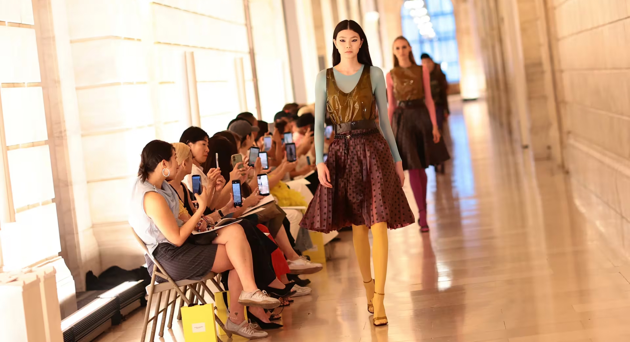 Style Notes. Пластик, цвет и «радостное изобилие»: Marc Jacobs представил весенне-летнюю коллекцию в Нью-Йорке 